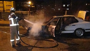 Seyir halindeki otomobil alev alev yandı 