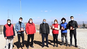 Sokak hayvanlarını besleyen gençlere plaket 