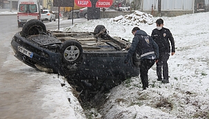 Takla atan araçta sürücü sıkıştı 