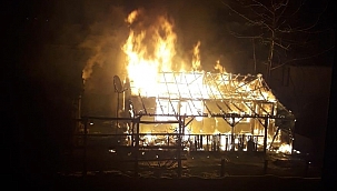 Tek katlı ev alev alev yandı 