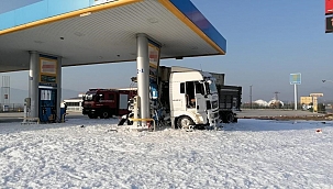 Tır akaryakıt istasyonuna daldı: 1 yaralı