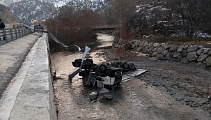 Tır çaya uçtu sürücü yaralandı!