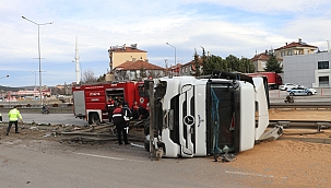 Tır devrildi buğdaylar yola saçıldı