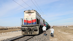 Trenin çarptığı genç hayatını kaybetti