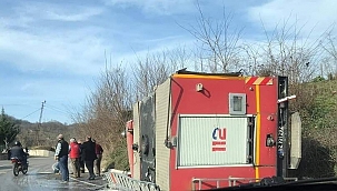 Yangına giden itfaiye aracı devrildi