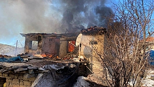 Yangında ev alevlere teslim oldu