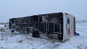 Yolcu otobüsü devrildi: 23 yaralı