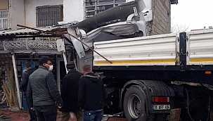 Yoldan çıkan tır iş yerine girdi: 4 yaralı