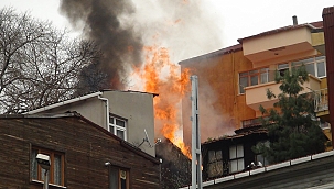 Ahşap bina alev alev yandı!