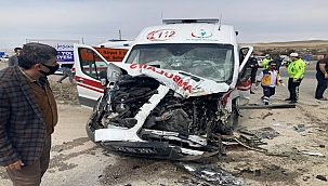 Ambulans beton mikserine çaptı!
