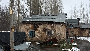 Babasını boğazını keserek öldürdü