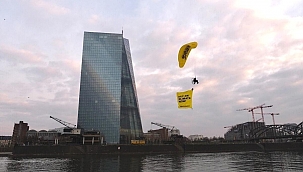 Bankanın çatısına paraşütle indi!