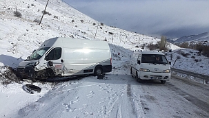 İki araç kafa kafaya çarpıştı: 4 yaralı!