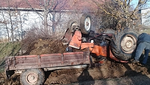 Devrilen traktörün altından sağ çıktı 