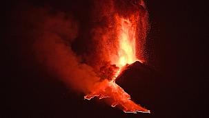 Etna Yanardağı yeniden faaliyete geçti 