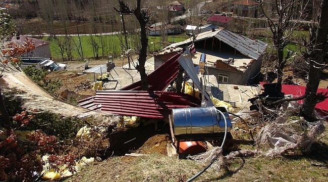 Fırtına onlarca ahırın ve evin çatısını uçurdu