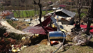 Fırtına onlarca ahırın ve evin çatısını uçurdu