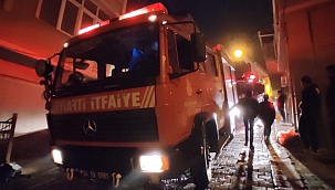 Gecekondudaki yangın geceyi aydınlattı