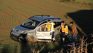 Hafif ticari araç tarlaya uçtu: 1 yaralı