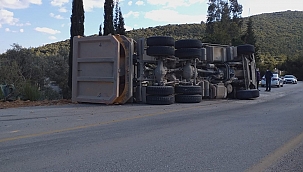 Hafriyat kamyonu devrildi: 1 yaralı 