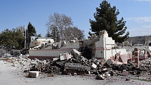 Hara'da ağır hasarlı yapılar yıkılıyor!
