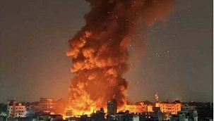 Hindistan'da pazarda korkutan yangın 