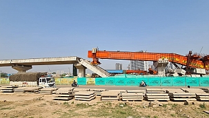 Hindistan'da üst geçit çöktü: 3 yaralı