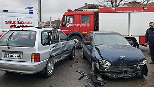 İki otomobil çarpıştı: 3 çocuk yaralı