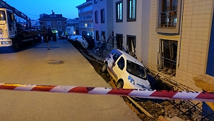 İstinat duvarı çöktü 4 araç yuvarlandı