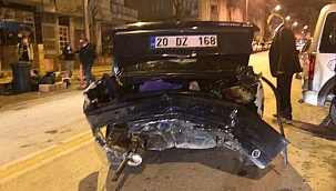 Kaldırımdaki otomobillere çarptı!