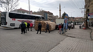 Kavak yüklü kamyonet devrildi!