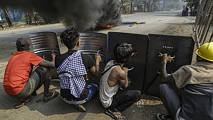 Myanmar'daki gösterilerde 5 kişi öldü