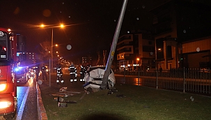 Otomobil aydınlatma direğine çarptı 