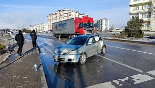 Otomobil bariyerlere çarptı: 2 yaralı 