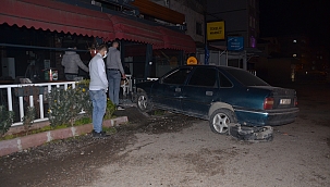 Otomobil iş yerine çarptı! 