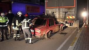 Otomobil kamyonun altına girdi! 