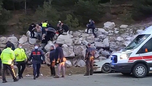 Otomobil kayalıklara çarptı: 1 ölü 