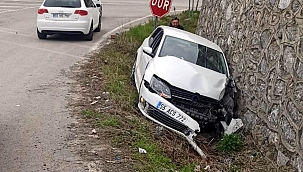 Otomobil su kanalına düştü: 2 yaralı