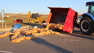 Otomobil traktöre çarptı: 4 yaralı