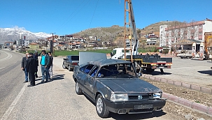 Otomobilin üzerine çatı düştü: 2 yaralı 