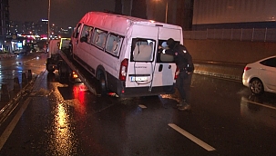 Polis minibüsü yan yattı: 2 yaralı