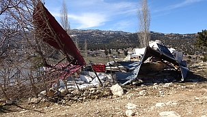 Rüzgar yaylada bir evi yıktı! 
