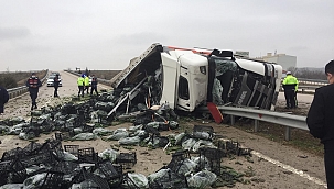 Sebze yüklü tır devrildi: 2 ölü