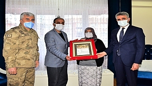 Şehit Özbey'in ailesine şehadet belgesi 