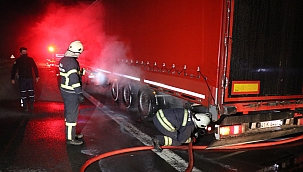 Seyir halindeki tırın lastikleri yandı 