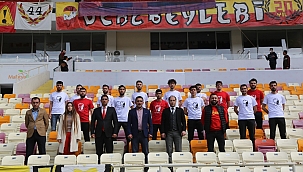 Taraftarlardan 18 Mart'ta şehitleri andı 