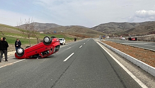 Ters dönen otoda yara almadan çıktı 