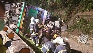 Tur otobüsü duvara çarptı: 6 ölü
