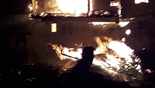 Yangında ahşap ev küle döndü 