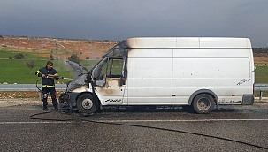 Yumurta yüklü minibüs alev aldı